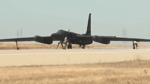 Trong xe có một người hỗ trợ phi công hạ cánh bằng cách thông báo độ cao đang giảm của chiếc máy bay trong khi nó giảm tốc độ.