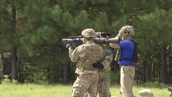 Trong một cuộc trình diễn năm 2018, Carl Gustaf M đã chứng minh được độ chính xác của mình khi bắn trúng mục tiêu di chuyển ở khoảng cách 1.800 mét. Thật ấn tượng, thành tích này đã đạt được khi bắn từ một không gian hạn chế.