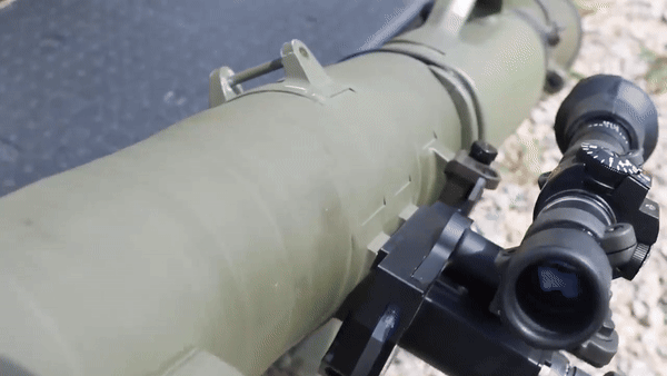 Các cuộc thử nghiệm này là một phần của dự án lớn hơn nhằm tích hợp đạn được dẫn đường chính xác cho súng Carl Gustaf M4, qua đó tăng cường khả năng tiêu diệt các vị trí kiên cố với độ chính xác cao.