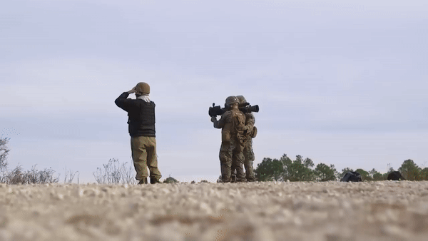 Biến thể Carl Gustaf M4 cũng hỗ trợ bắn đạn có thể lập trình, đây là loại đạn có thể được thiết lập để phát nổ ở khoảng cách cụ thể, giúp tăng thêm tính linh hoạt và hiệu quả của nó trong các tình huống chiến đấu khác nhau.