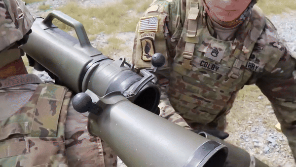 Nguyên lý hoạt động của Carl Gustaf M4 liên quan đến cơ chế súng không giật. Khi vũ khí được bắn, khí đẩy được đẩy ra khỏi phía sau của súng, chống lại lực giật và cho phép cân bằng, từ đó bắn chính xác hơn.