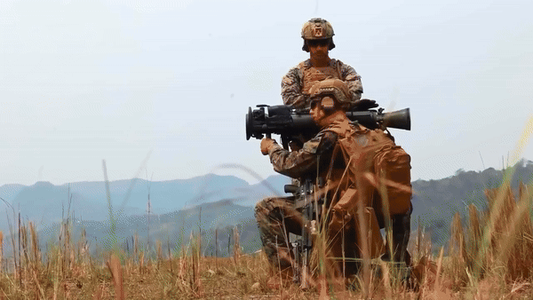 Vào ngày 22/8/2024, thông cáo báo chí tiết lộ rằng Saab đã được không quân Mỹ trao hợp đồng trị giá 7,8 triệu USD để mua súng Carl Gustaf M4. Những vũ khí này dự kiến sẽ được giao vào năm 2026.