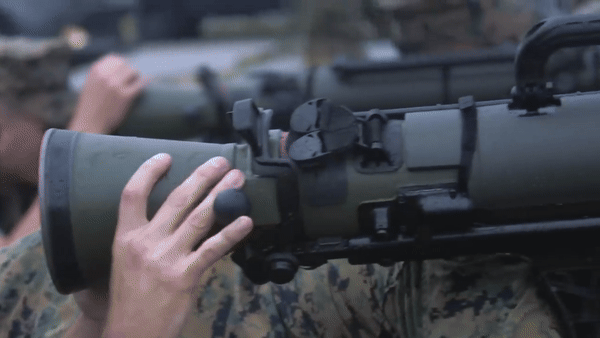 Saab cho biết thương vụ lần này là một bước đột phá, đánh dấu lần đầu tiên súng chống tăng được không quân Mỹ sử dụng, dù các lực lượng khác của quân đội Mỹ đã sử dụng chúng từ rất lâu.