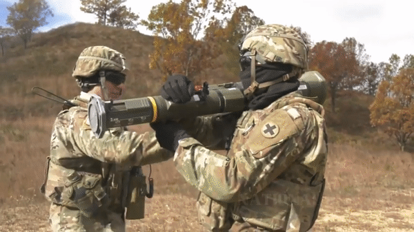 Carl Gustaf M4, súng chống tăng không giật cỡ nòng 84mm, được ca ngợi vì tính linh hoạt và khả năng tiên tiến, nhận được sự hoan nghênh từ quân đội nhiều nước.