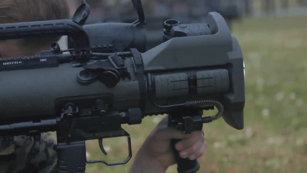 Điều này đảm bảo rằng vũ khí phù hợp và hiệu quả trên chiến trường hiện đại, khi người lính có một loại vũ khí nhẹ, nhưng lại uy lực mạnh.