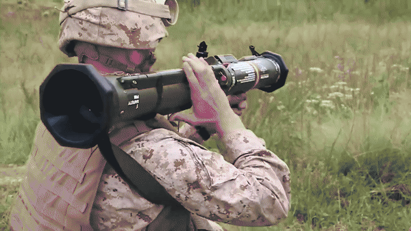 Biến thể Carl Gustaf M4 nhẹ hơn và nhỏ gọn hơn đáng kể so với các phiên bản trước, khi chỉ nặng khoảng 6,6 kg, dài 950 mm.