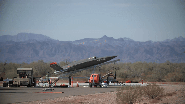 Kể từ chuyến bay đầu tiên vào năm 2019, do không có bánh xe nên phương pháp cất cánh của UAV XQ-58 là bằng tên lửa đẩy dùng một lần.