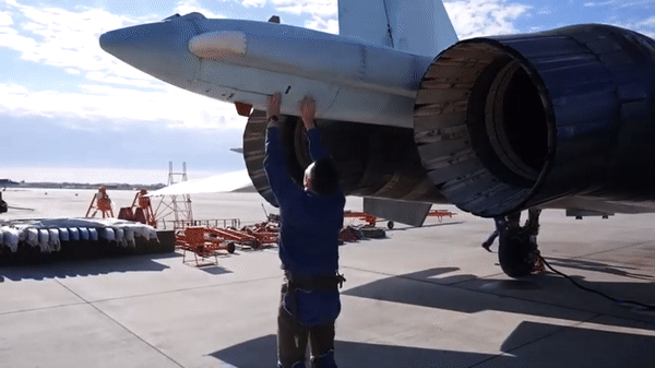 Được trang bị hệ thống điện tử hàng không tiên tiến, radar Irbis-E mạnh mẽ và động cơ đẩy vector, Su-35 cung cấp cấu hình hiệu suất mà F-14, ngay cả trong thời kỳ đỉnh cao, cũng khó có thể sánh kịp.