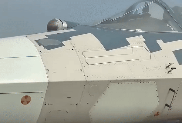 Đinh tán tạo ra mối liên kết chặt chẽ và mượt mà hơn giữa các tấm vỏ máy bay, trong khi ốc vít lại lồi lõm, làm tăng phản xạ sóng radar.