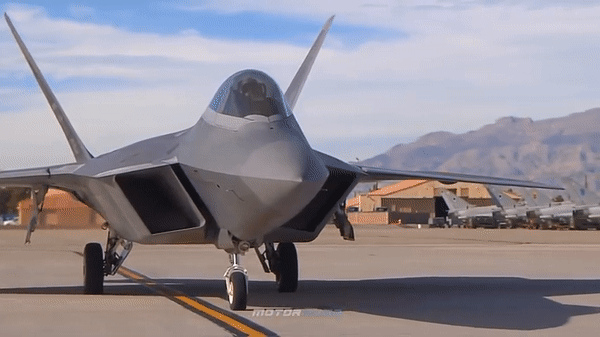 F-35 Lightning II, một máy bay chiến đấu đa năng tàng hình với RCS khoảng 0,005 mét vuông. Trong khi Su-57 của Nga được cho là có chỉ số RSC vào khoảng 0,1 - 0,5 mét vuông.