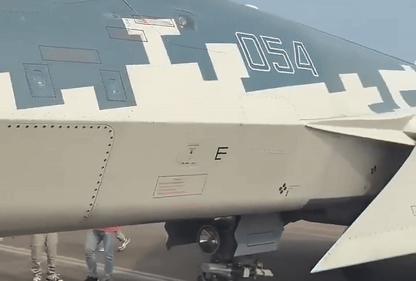 Việc sử dụng ốc vít thay vì đinh tán làm dấy lên mối lo ngại nghiêm trọng về khả năng tàng hình trước radar của máy bay Su-57.