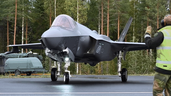 Mặc dù độ phủ radar của F-35 cao hơn F-22, nhưng dòng máy bay này vẫn nhỏ hơn so với Su-57 của Nga.