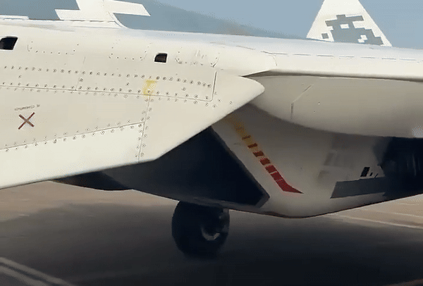 Thay vì sở hữu bề ngoài trơn láng - một trong những yếu tố quan trọng quyết định tinh năng tàng hình - thì Su-57 Nga lại xuất hiện với khung thân được liên kết bằng hàng ốc vít.