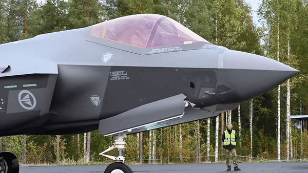 Giới phân tích cho rằng, Su-57 vẫn phải vật lộn để theo kịp mức độ tàng hình của các đối thủ Mỹ. Với RCS dao động từ 0,1 đến 0,5 mét vuông, Su-57 vẫn có thể bị radar phát hiện, gây nghi ngờ về hiệu quả của các công nghệ tàng hình được sử dụng trong thiết kế của nó.