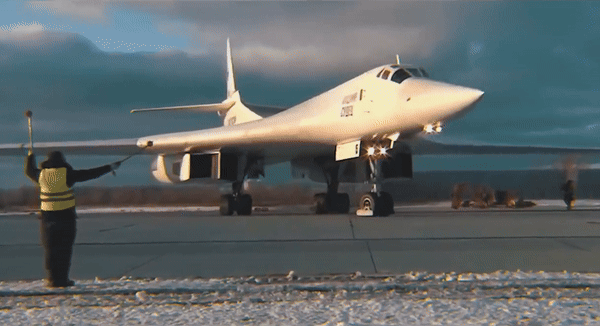 Tuy nhiên, một số chuyên gia đã bày tỏ sự hoài nghi, cho rằng nếu kích thước lớn của Tu-160M2 khiến việc lắp đặt radar trở nên khả thi, thì sự tồn tại của tên lửa có khả năng quay 180 độ giữa chuyến bay lại bất khả thi.