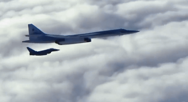 Sự bổ sung này tăng cường đáng kể khả năng phòng thủ của máy bay ném bom, cho phép nó phát hiện và tấn công các mối đe dọa không chỉ ở phía trước mà còn cả phía sau.