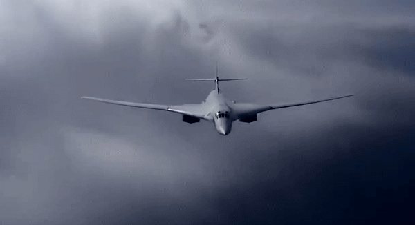 Cùng với radar mới này, máy bay đã được trang bị một loại tên lửa không đối không mới có thể tấn công mục tiêu theo cả hướng tiến và lùi.