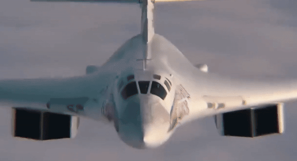 Mặc dù chưa có thông tin chi tiết chính thức nào về các loại tên lửa không đối không cụ thể được lắp trên Tu-160M2, các chuyên gia quốc phòng đã suy đoán về các hệ thống tên lửa liên quan.