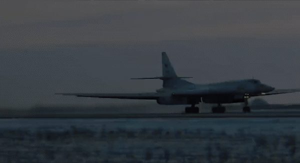 Tên lửa không đối không tiêu chuẩn từ máy bay chiến đấu thông thường ít phù hợp hơn với máy bay ném bom chiến lược hạng nặng như Tu-160M2.