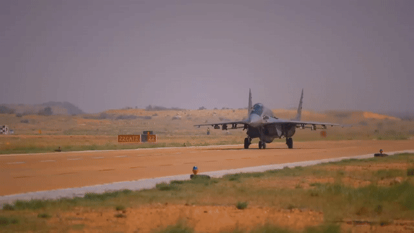 Trong bối cảnh xung đột đang diễn ra, Ukraine đã khéo léo trang bị lại những chiếc MiG-29 thời Chiến tranh Lạnh của mình bằng các hệ thống vũ khí tiên tiến của phương Tây, tiên phong trong việc cải tiến này. Những máy bay phản lực được nâng cấp này hiện sử dụng các vũ khí như Tên lửa chống bức xạ tốc độ cao AGM-88 (HARM), bom dẫn đường chính xác tầm xa mở rộng của đạn tấn công trực tiếp chung (JDAM-ER), bom đường kính nhỏ GBU-39/B (SDB) và bom dẫn đường AASM-250 Hammer do Pháp cung cấp.