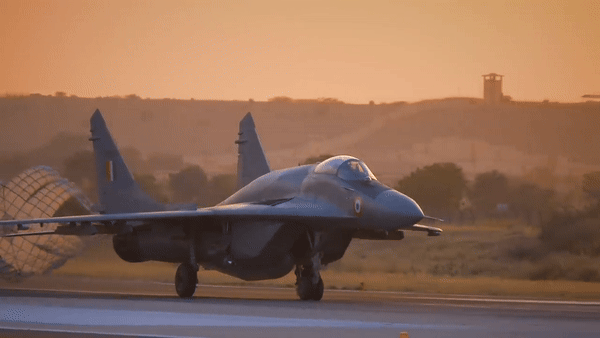 Hơn nữa, MiG-29 tự hào có hệ thống giảm xóc được tăng cường, với các thanh chống dày hơn và vật liệu cứng hơn để đối phó tốt hơn với địa hình gồ ghề. Bánh xe lớn hơn và hệ thống thủy lực mạnh hơn đóng vai trò quan trọng, cho phép máy bay thực hiện các cuộc hạ cánh khắc nghiệt với thiệt hại tối thiểu.