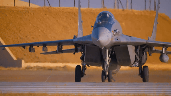 Kể từ năm 2014, MiG-29 của Ukraine đã trải qua quá trình sửa chữa và nâng cấp đáng kể với sự hỗ trợ của các nước phương Tây. Bức ảnh được chia sẻ về một chiếc MiG-29 hạ cánh khẩn cấp trên một cánh đồng nông nghiệp cho thấy một trong những ưu điểm của MiG-29 so với F-16. Gầm máy bay chiến đấu của Liên Xô chắc chắn hơn đáng kể so với Viper của Mỹ. Sự chắc chắn này chính là lý do tại sao MiG-29 ở trạng thái tương đối nguyên vẹn, thay vì mũi máy bay cắm xuống đất.