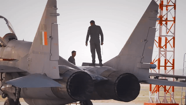MiG-29 được thiết kế với mục đích là hiệu suất cất cánh và hạ cánh đường băng ngắn. Điều này có nghĩa là nó cần hoạt động hiệu quả trên những khoảng cách ngắn hơn và trên nhiều bề mặt khác nhau. Bộ phận hạ cánh chắc chắn của nó là một tính năng quan trọng cho phép có được sự linh hoạt này.