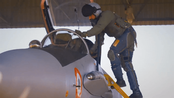 Khi so sánh F-16 với MiG-29, bạn sẽ nhận thấy MiG-29 có khoảng sáng gầm cao hơn. Lựa chọn thiết kế này giúp giảm nguy cơ hư hỏng khi hạ cánh trên địa hình gồ ghề. Trong khi đó, F-16 được tối ưu hóa cho đường băng trải nhựa trơn tru thường thấy ở các căn cứ không quân phương Tây.