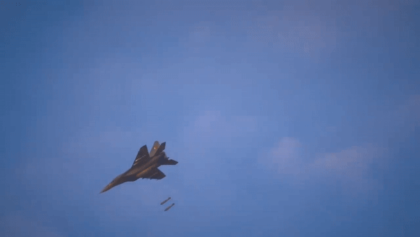 MiG-29 được thiết kế để cất cánh và hạ cánh từ các đường băng gồ ghề, chưa được chuẩn bị và bán trải nhựa, phổ biến ở nhiều căn cứ không quân của Liên Xô. Bộ phận hạ cánh của nó được thiết kế độc đáo để xử lý các bề mặt không bằng phẳng, cánh đồng hoặc thậm chí là đường đất nếu cần. Điều này có nghĩa là phải trang bị cho nó một bộ phận hạ cánh được gia cố nhiều hơn để chịu được những điều kiện như vậy.
