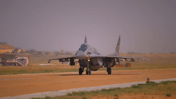 Thiết kế của MiG-29 thường ưu tiên độ bền và kỹ thuật, nhằm đảm bảo những chiếc máy bay này có thể chịu được những điều kiện không lý tưởng, bao gồm hạ cánh trên bề mặt gồ ghề, điều kiện sân bay kém và cơ sở bảo dưỡng tối thiểu. Điều này giải thích tại sao bánh đáp của MiG-29 được chế tạo để chịu được nhiều áp lực hơn so với các đối thủ phương Tây như F-16.