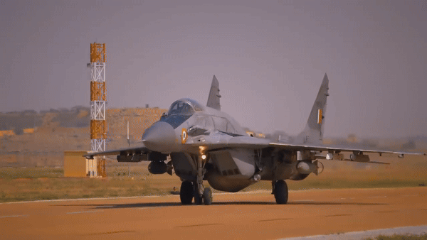 Sau khi chịu thiệt hại, một số máy bay MiG-29 đã được đưa trở lại hoạt động, đóng vai trò quan trọng trong cả nhiệm vụ phòng thủ và tấn công. Đáng chú ý, Quân đội Mỹ đã cung cấp cho Ukraine các phụ tùng thay thế thiết yếu, cho phép duy trì hoạt động của phi đội MiG-29 trước những tổn thất trong chiến đấu.