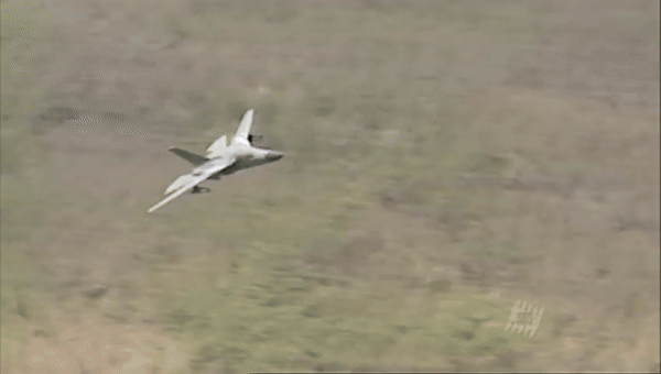 Những đợt thử nghiệm đầu tiên của F-111 đã cho thấy những kết quả khả quan, khi nó có thể bay với tốc độ Mach 1,2 ở tầm thấp, hoặc Mach 2,5 ở tầm cao, và chỉ cần đường băng dài 600 m để cất cánh và hạ cánh. Sau này nó cũng trở thành máy bay chiến lược đầu tiên có thể bay từ Mỹ tới châu Âu mà không phải tiếp nhiên liệu khi bay.