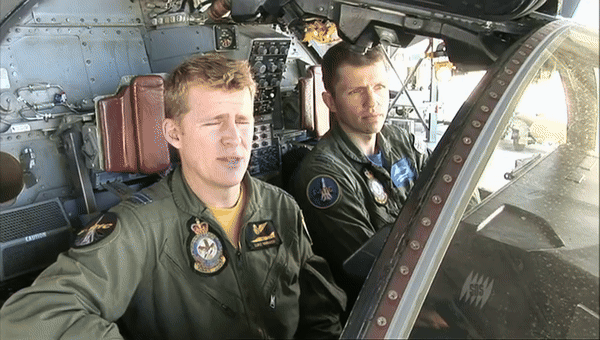 Việc giảm bớt kích cỡ cánh sẽ giúp giảm sức cản đối với máy bay, qua đó cho phép nó bay nhanh hơn, nhưng lại không cho phép nó có đủ đà để đạt tốc độ cất cánh cần thiết và cần đường băng dài.