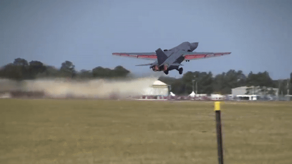 Máy bay F-111 được lắp đặt hai động cơ TF30 có công suất cao nhưng lại tiết kiệm nhiên liệu. Thân máy bay có tải trọng lớn, có thể mang theo 14 tấn bom và đủ nhiên liệu để có thể bay một quãng đường tối đa 5.600 km.