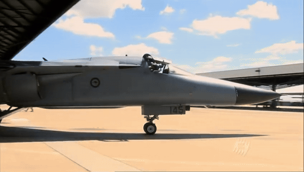 Ngoài ra, điểm đột phá của máy bay F-111 đó là loại radar quét địa hình trực tiếp giúp máy bay tự động điều chỉnh đường bay để tránh va đập. Điều này cho phép nó có thể bay ở cách mặt đất 60 m ngay cả khi bay đêm hoặc bay trong điều kiện thời tiết xấu.