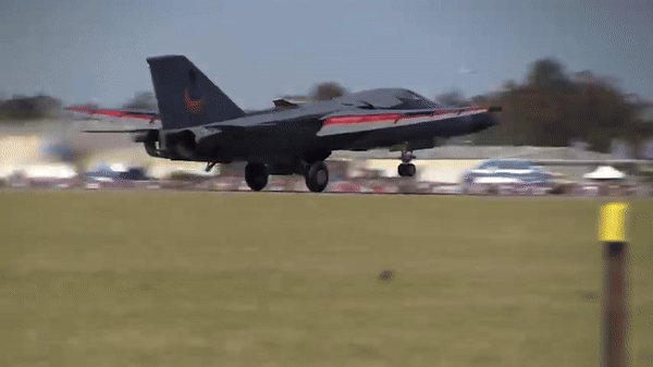 Một trong những thách thức mà các nhà thiết kế phải đối mặt khi chế tạo F-111 đó là họ cần một loại phi cơ có thể bay ở tốc độ rất cao nhưng cũng cất cánh và hạ cánh được trên một đường băng ngắn.