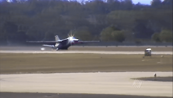 Nhưng phiên bản F-111B thiết kế cho tàu sân bay lại không thành công khi nó không thể đạt tốc độ vượt quá Mach 1 sau nhiều lần hiệu chỉnh. Sau đó phiên bản này đã bị hủy bỏ.