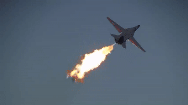 Do Mỹ không được các nước châu Âu chấp thuận cho máy bay bay qua, các máy bay F-111 buộc phải cất cánh từ Anh và phải bay vòng qua Tây Ban Nha, khiến tổng thời gian bay lên đến 13 tiếng đồng hồ. Các máy bay phải tiếp nhiên liệu sáu lần trong suốt chiến dịch.