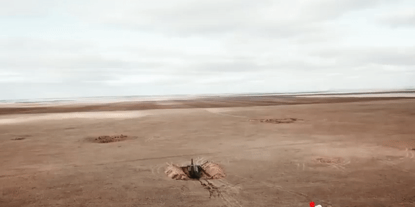 Tên lửa Iskander lao xuống giữa đội hình, tạo ra vụ nổ dữ dội bao trùm gần như toàn bộ đoàn xe. Nhiều mảnh vỡ văng ra xa, trước khi xuất hiện vụ nổ thứ cấp do nhiên liệu của các quả đạn bị bắt lửa.