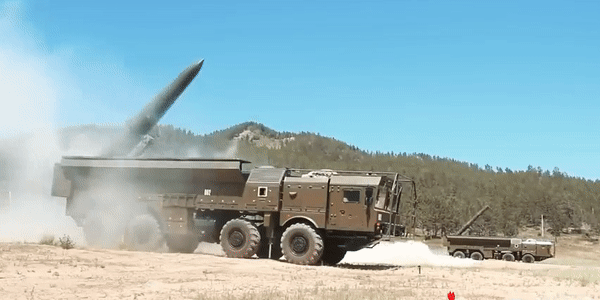 Có ba biến thể sửa đổi, đó là biến thể Iskander-E cho xuất khẩu, đạt tầm bắn tối đa 280 km, tầm bắn tối thiểu 50 km.