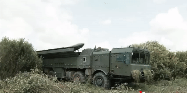 Xe mang phóng tên lửa được đặt trên khung gầm xe tải hạng nặng MZKT-7930. Xe tải hạng nặng vốn được dùng để chuyên chở các loại vũ khí lớn, bao gồm cả một số phiên bản S-300, lẫn S-400.