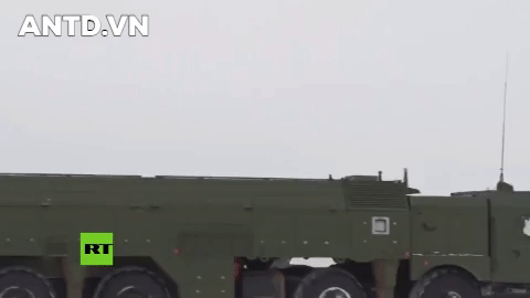 Để di chuyển đạn thuộc phiên bản Iskander-M, mỗi xe chở đạn được trang bị một cần cẩu chuyên dụng.