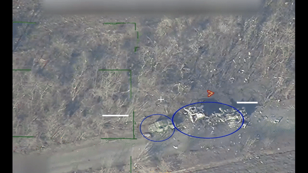 Đoàn xe xếp hàng dọc trên tuyến đường và không di chuyển, dường như là đang nghỉ chân trên hành trình đến trận địa.