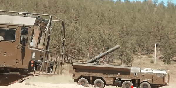 Sau khi nhấn nút, quả đạn lao vút lên với vận tốc cực lớn. Tên lửa được trang bị đầu đạn nặng tới 700kg, phiên bản xuất khẩu đầu đạn rút xuống chỉ còn đầu đạn nặng 480kg.