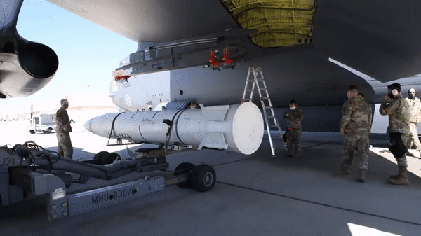 "Một chiếc B-52H đã phóng thử nguyên mẫu hoàn chỉnh của tên lửa siêu vượt âm AGM-183A", Không quân Mỹ (USAF) thông báo.