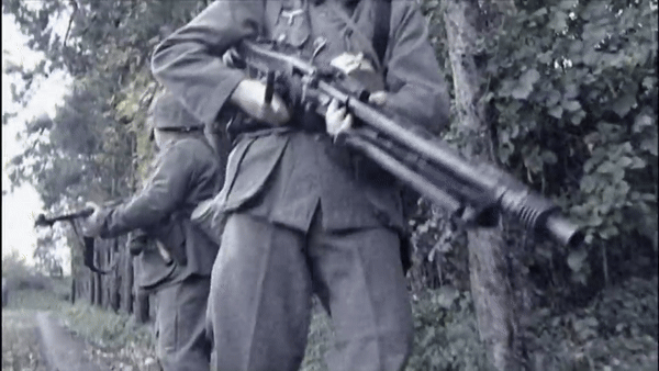 Hồng quân Liên Xô thì gọi nó là "con dao cắt vải" bởi âm thanh xé gió của đạn được tạo ra từ tốc độ bắn cực nhanh.