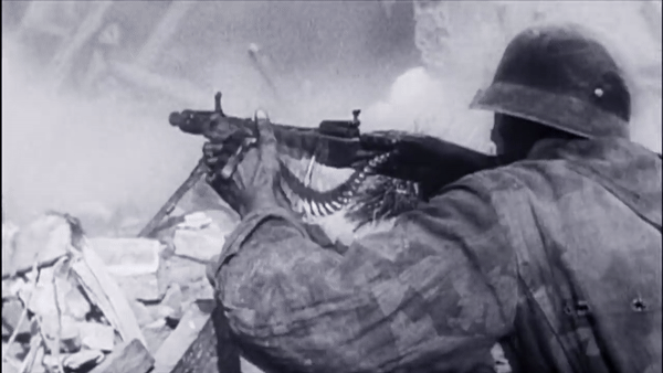 Sau những lần đụng độ với khẩu súng máy đầy uy lực này, lính Mỹ gọi MG42 là "lưỡi cưa tròn của Hitler", bởi cách nó quạt ngang đội hình khiến bộ binh đối phương gục như ngả rạ.