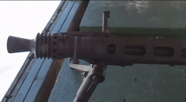 Mỗi khẩu đội MG42 có 6 xạ thủ, gồm một chỉ huy bắn, xạ thủ, một lính vác đế súng và ba lính khác mang nòng súng thay thế, đạn dược và các thiết bị khác. Khi bộ binh Đồng minh tấn công các cứ điểm được bảo vệ bởi khẩu MG42, kíp xạ thủ Đức sẽ khai hỏa tạo làn hỏa lực áp chế đối phương.