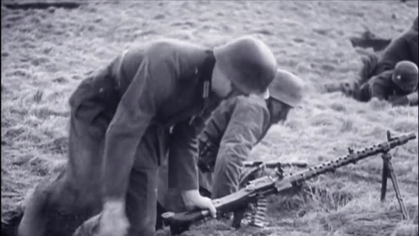 Trong giai đoạn đầu của cuộc chiến, chỉ cần nghe thấy tiếng súng MG42 khai hỏa trong một loạt bắn thôi cũng đủ khiến lính Mỹ bạt vía.