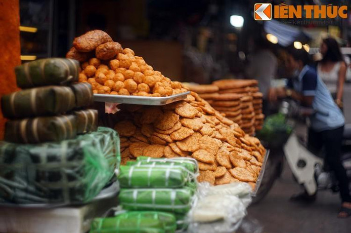 Đoạn đầu phố Nguyễn Thiện Thuật giáp phố Hàng Chiếu thì tập trung nhiều hàng đồ ăn chế biến sẵn, như các loại giò chả, thịt trâu, bò sấy, mắm tép và các loại đồ khô.